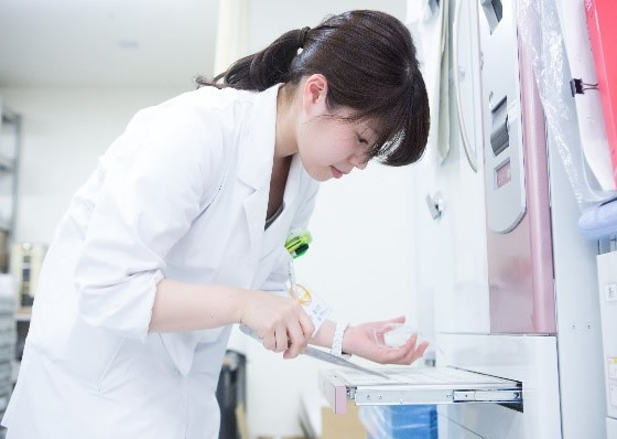 錠剤を半分ずつ包装しています