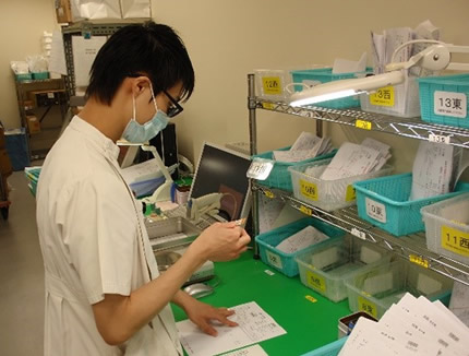 正しい薬かどうか、数量や重さが正しいか、 品質が保たれているかなどを別の薬剤師が確認します