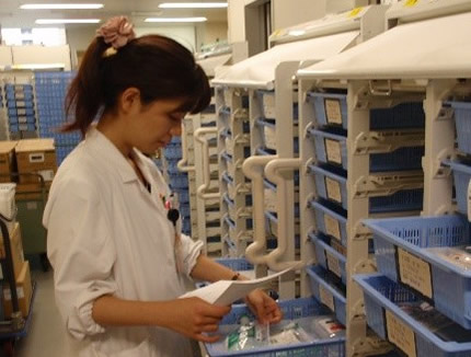 正しい薬かどうか、数量や重さが正しいか、 品質が保たれているかなどを別の薬剤師が確認します