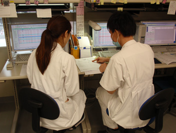 薬の量が正しいかなどコンピューターを使ってチェックしています