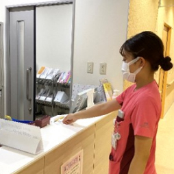産婦人科外来の受付までお越しください